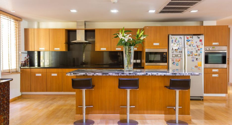 For sale 3 bedrooms condo in Khlong Toei, Bangkok