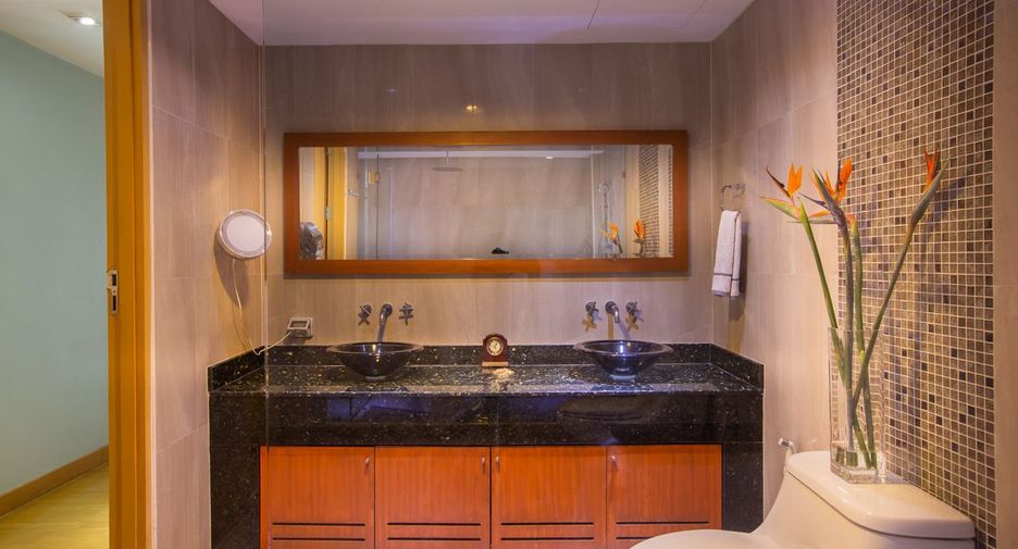 For sale 3 bedrooms condo in Khlong Toei, Bangkok