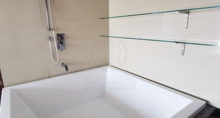 For rent 2 bedrooms condo in Pathum Wan, Bangkok