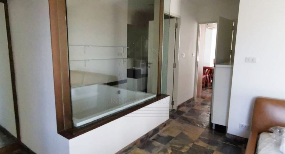 For rent 2 bedrooms condo in Pathum Wan, Bangkok