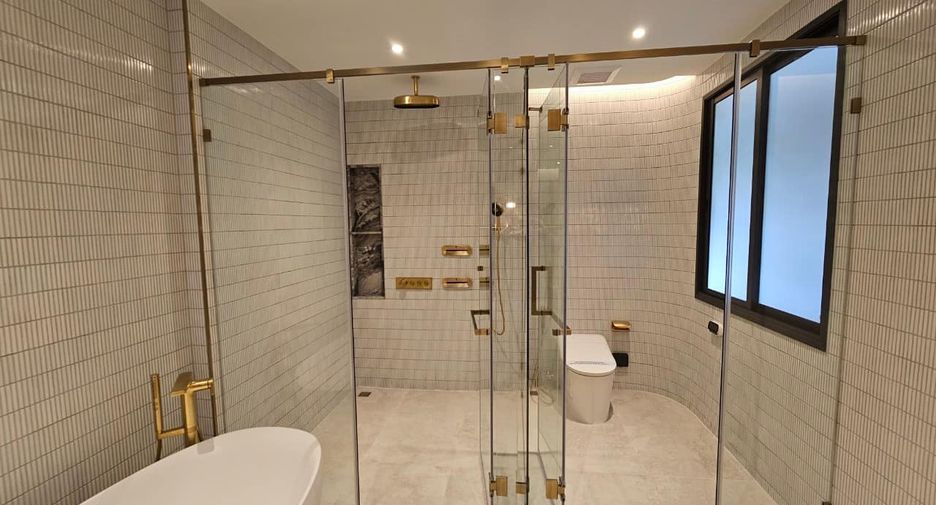 For rent and for sale 5 bedrooms house in Wang Thonglang, Bangkok