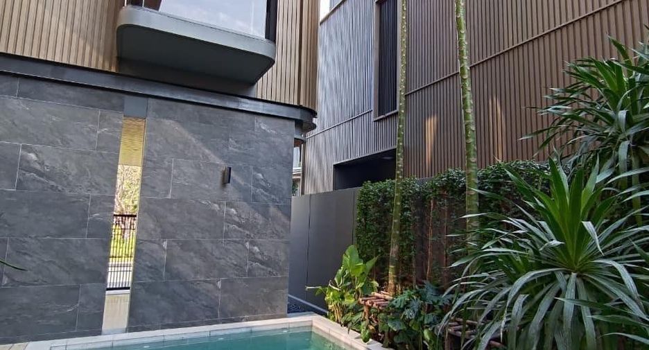 For rent and for sale 5 bedrooms house in Wang Thonglang, Bangkok