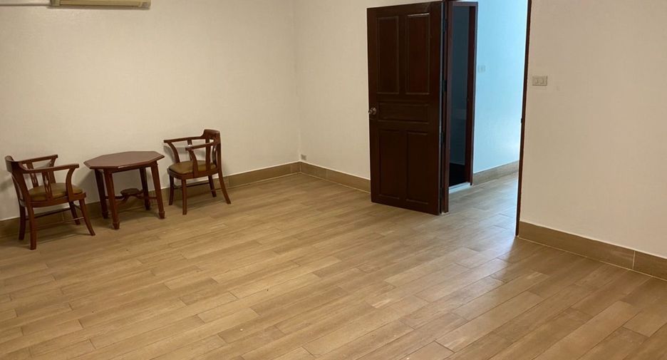 出租 4 卧室 联排别墅 在 Khlong Toei, 曼谷