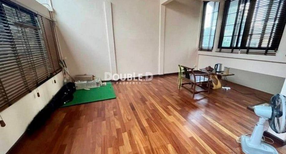 For sale 3 bed townhouse in Pathum Wan, Bangkok