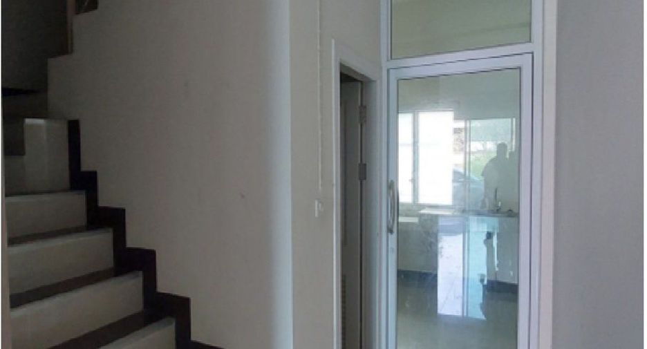For sale 4 bed townhouse in Mueang Chai Nat, Chainat