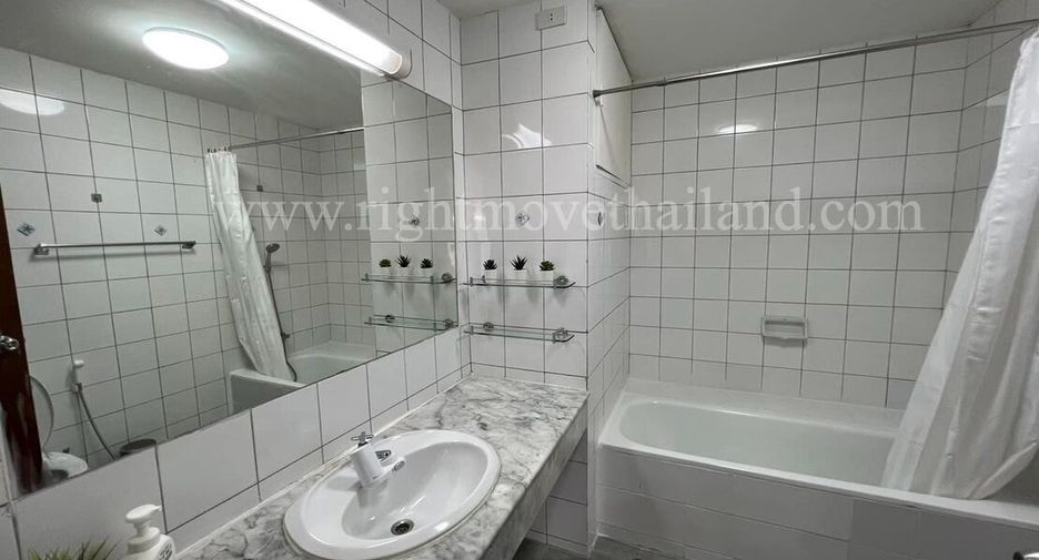 For rent and for sale 4 bedrooms townhouse in Suan Luang, Bangkok