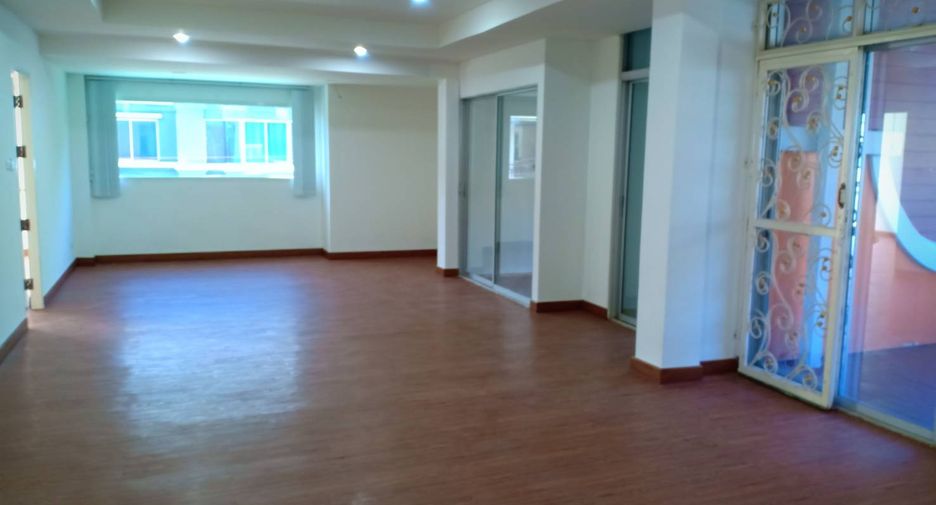For sale 7 bedrooms retail Space in Saphan Sung, Bangkok