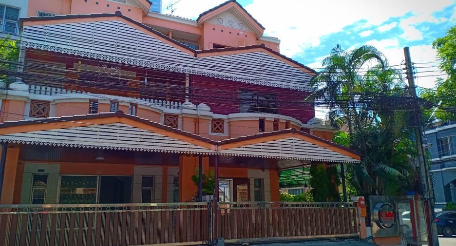 For sale 7 bedrooms retail Space in Saphan Sung, Bangkok