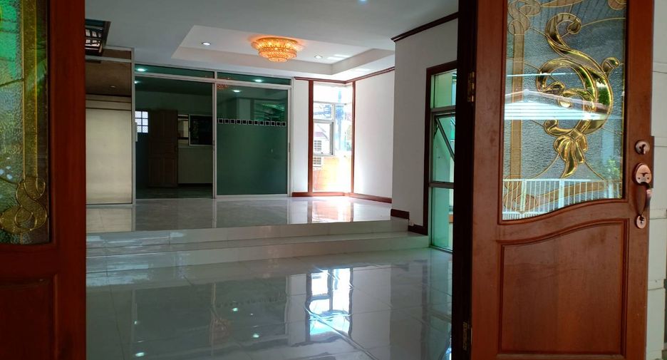 For sale 7 bed retail Space in Saphan Sung, Bangkok