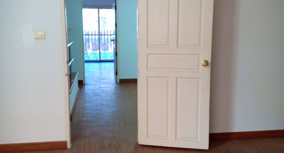 For sale 7 bedrooms retail Space in Saphan Sung, Bangkok