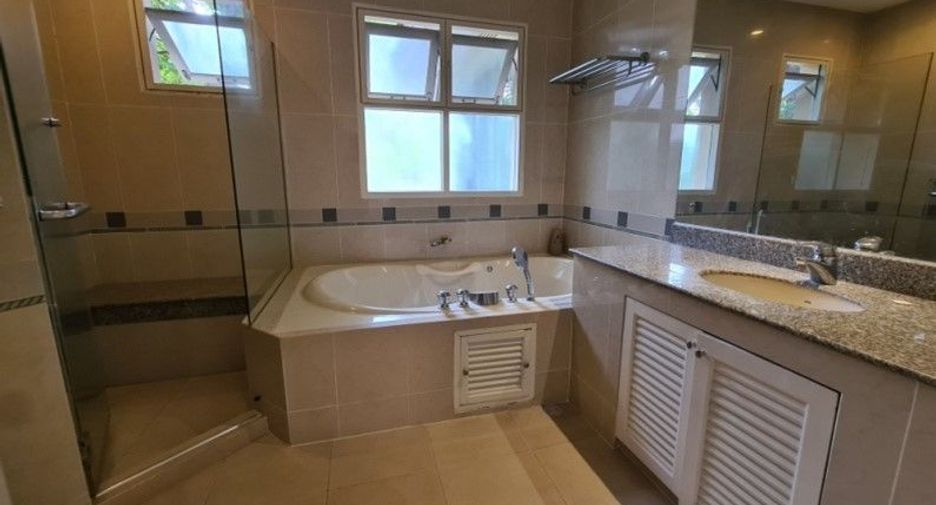 For rent 4 bedrooms house in Mueang Samut Prakan, Samut Prakan