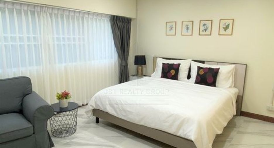 For rent 5 bedrooms townhouse in Khlong Toei, Bangkok