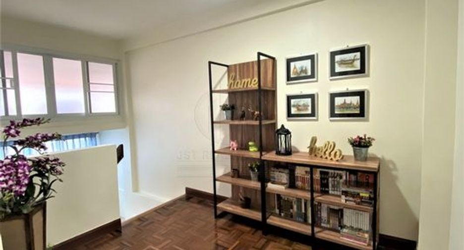 For rent 5 bedrooms townhouse in Khlong Toei, Bangkok