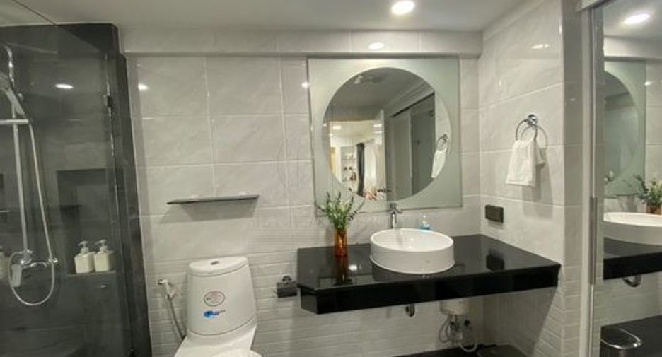 For rent 5 bedrooms townhouse in Khlong Toei, Bangkok