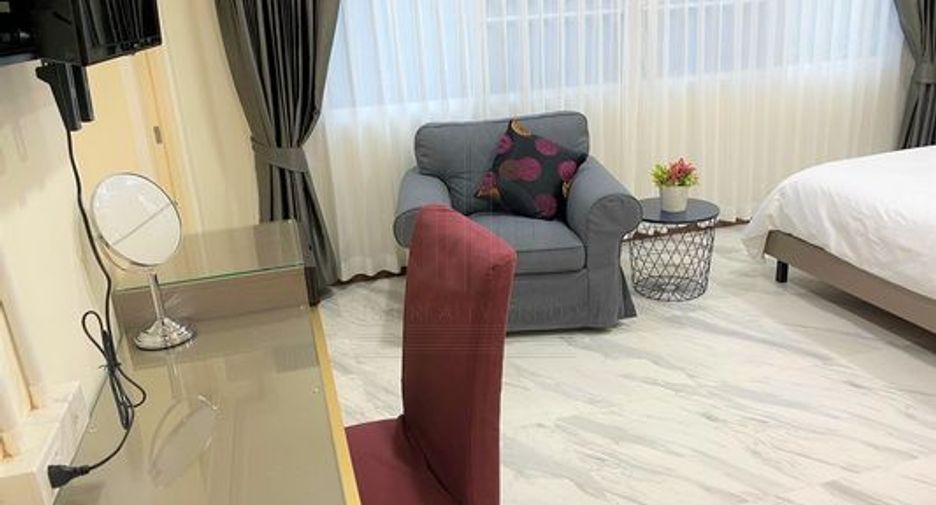 For rent 5 bedrooms townhouse in Khlong Toei, Bangkok