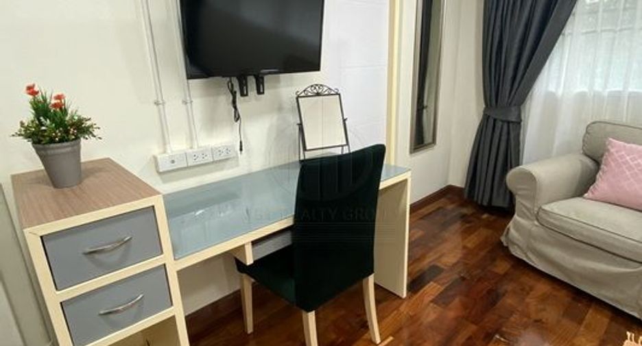 For rent 5 bedrooms townhouse in Khlong Toei, Bangkok
