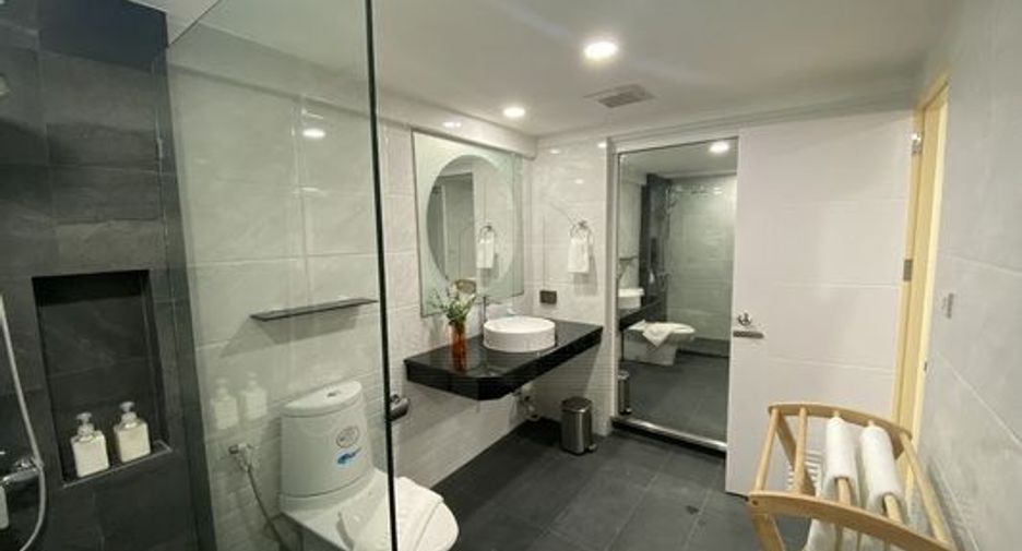 For rent 5 bedrooms townhouse in Khlong Toei, Bangkok