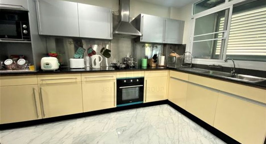 For rent 5 bedrooms townhouse in Khlong Toei, Bangkok