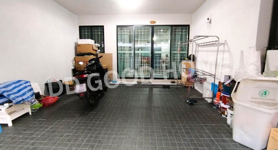 For sale 3 bedrooms townhouse in Bang Khae, Bangkok