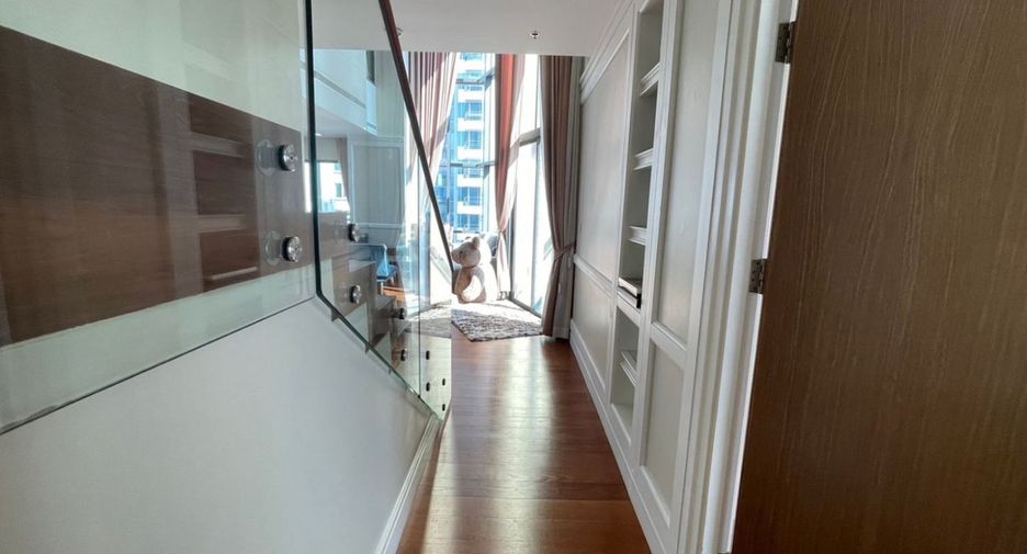 For rent 3 bedrooms condo in Khlong Toei, Bangkok