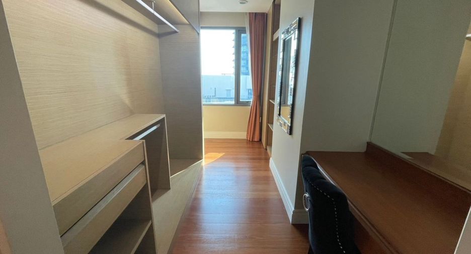 For rent 3 bedrooms condo in Khlong Toei, Bangkok