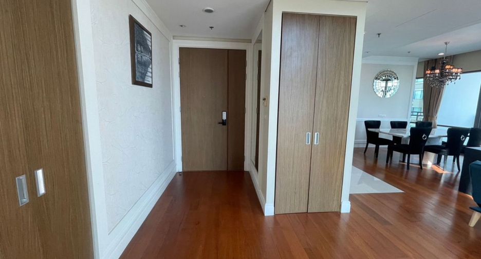 For rent 3 bedrooms condo in Khlong Toei, Bangkok