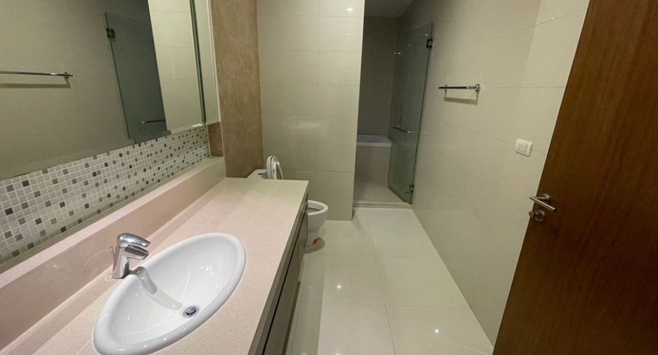 For rent 3 bedrooms condo in Khlong Toei, Bangkok