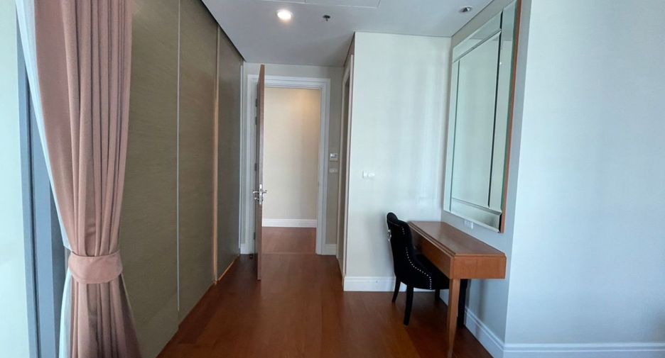 For rent 3 bedrooms condo in Khlong Toei, Bangkok