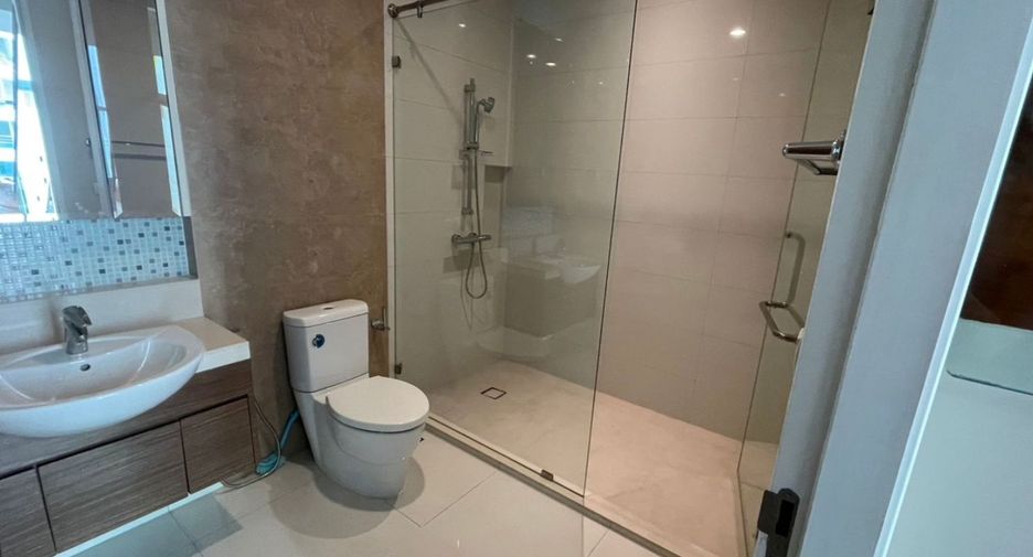 For rent 3 bedrooms condo in Khlong Toei, Bangkok