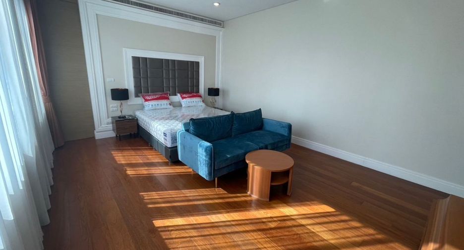 For rent 3 bedrooms condo in Khlong Toei, Bangkok