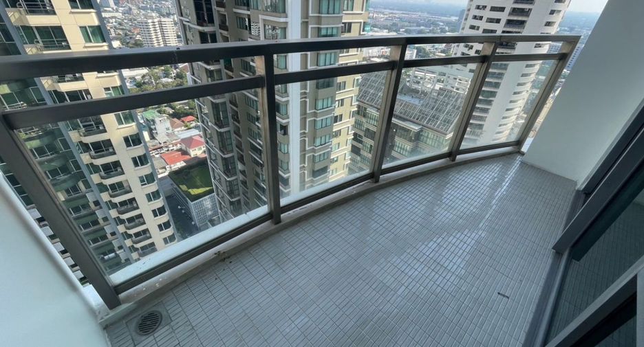 For rent 3 bedrooms condo in Khlong Toei, Bangkok