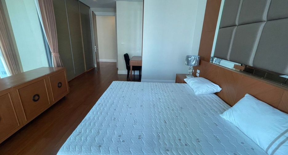 For rent 3 bedrooms condo in Khlong Toei, Bangkok