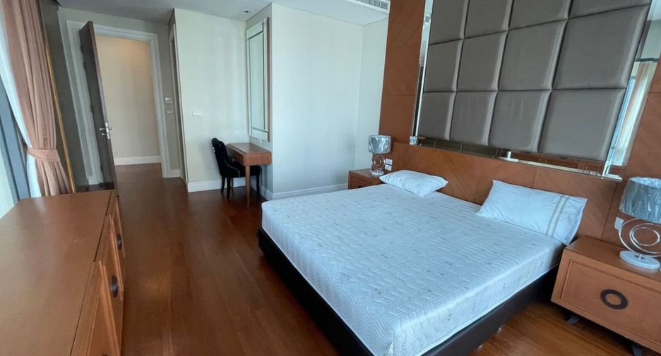 For rent 3 bedrooms condo in Khlong Toei, Bangkok
