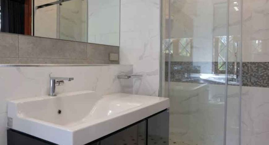 For rent 5 bedrooms villa in Saraphi, Chiang Mai