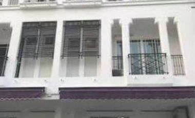 For sale 4 ベッドルーム townhouse in Phra Khanong, Bangkok