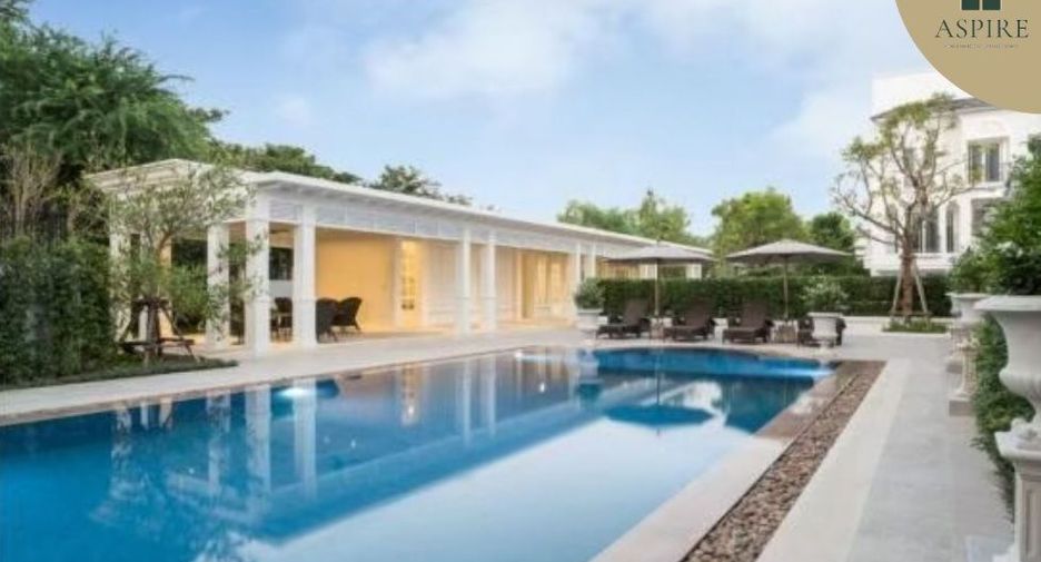 For sale 4 ベッドルーム townhouse in Phra Khanong, Bangkok