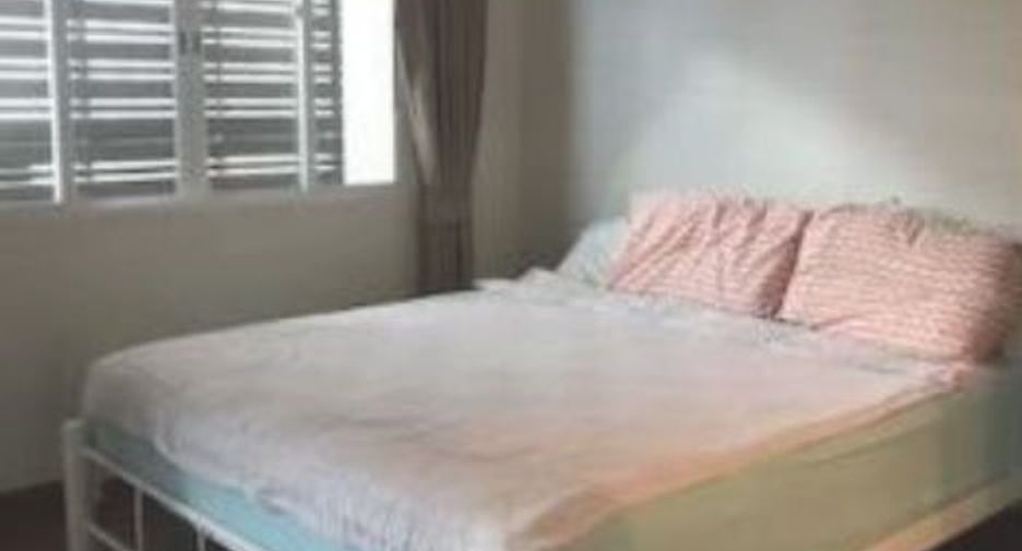For sale 4 ベッドルーム townhouse in Phra Khanong, Bangkok