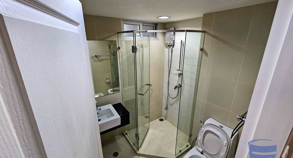 For rent 2 bed condo in Huai Khwang, Bangkok