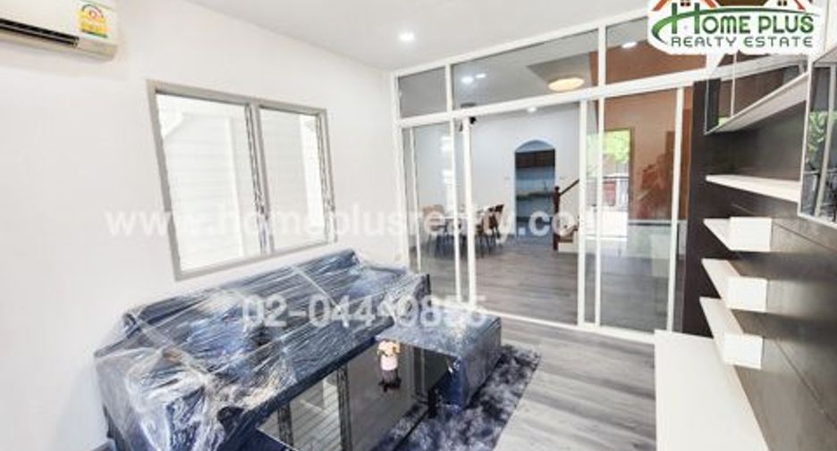 For sale 3 bedrooms townhouse in Don Mueang, Bangkok