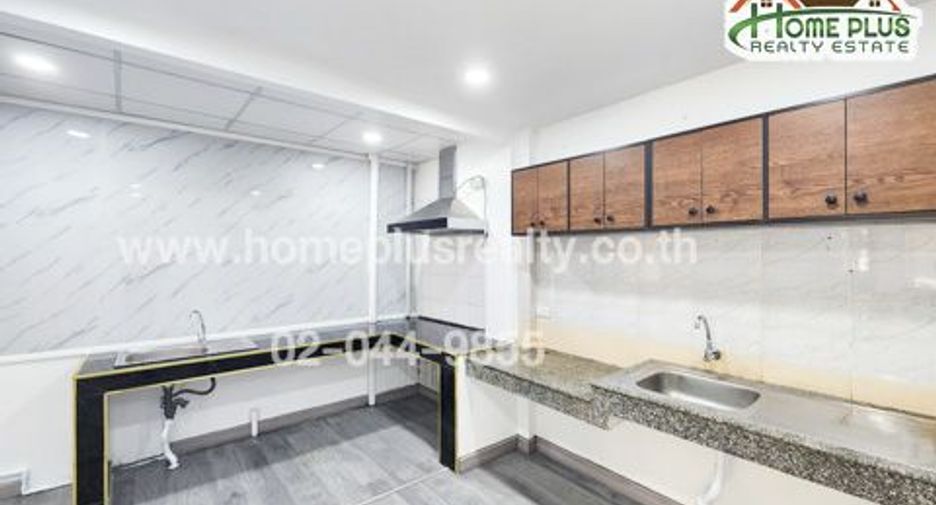 For sale 3 bedrooms townhouse in Don Mueang, Bangkok