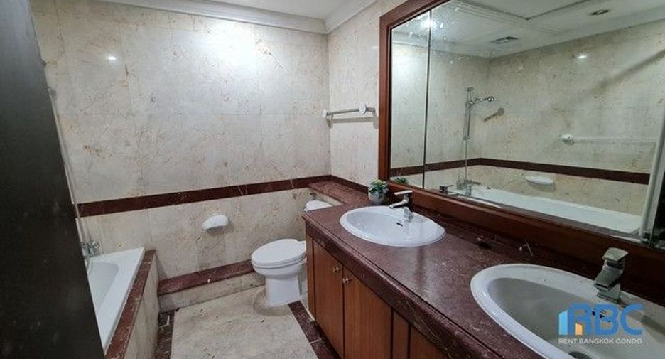 For rent 3 bedrooms condo in Pathum Wan, Bangkok