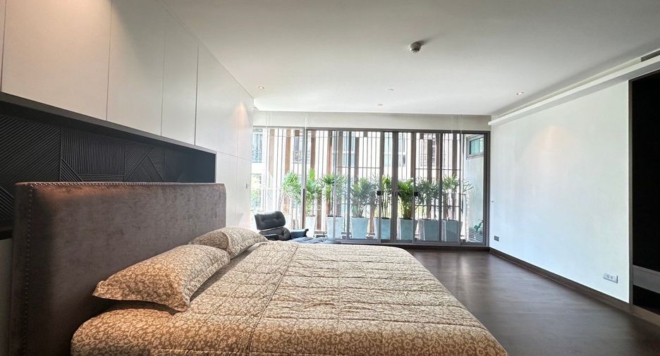 For rent 3 bedrooms condo in Yan Nawa, Bangkok