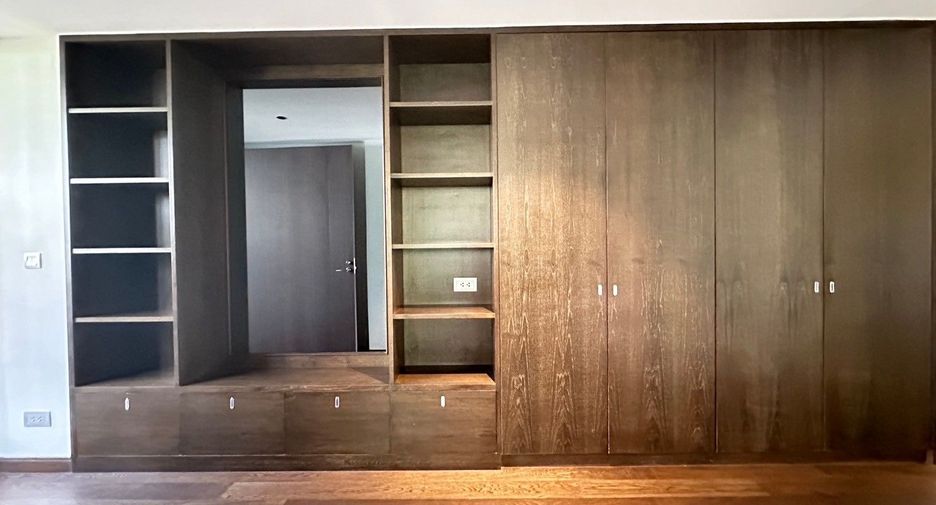 For rent 3 bedrooms condo in Yan Nawa, Bangkok