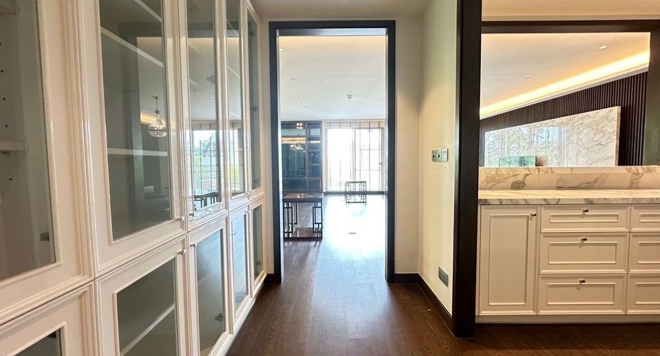 For rent 3 bedrooms condo in Yan Nawa, Bangkok