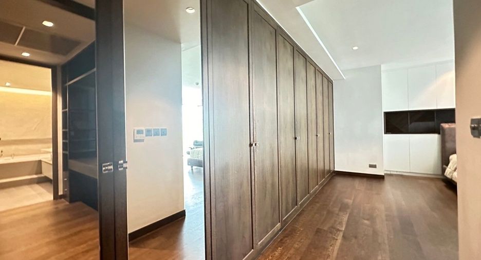 For rent 3 bedrooms condo in Yan Nawa, Bangkok