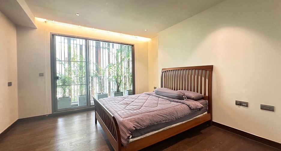 For rent 3 bedrooms condo in Yan Nawa, Bangkok