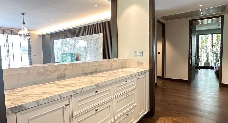 For rent 3 bedrooms condo in Yan Nawa, Bangkok