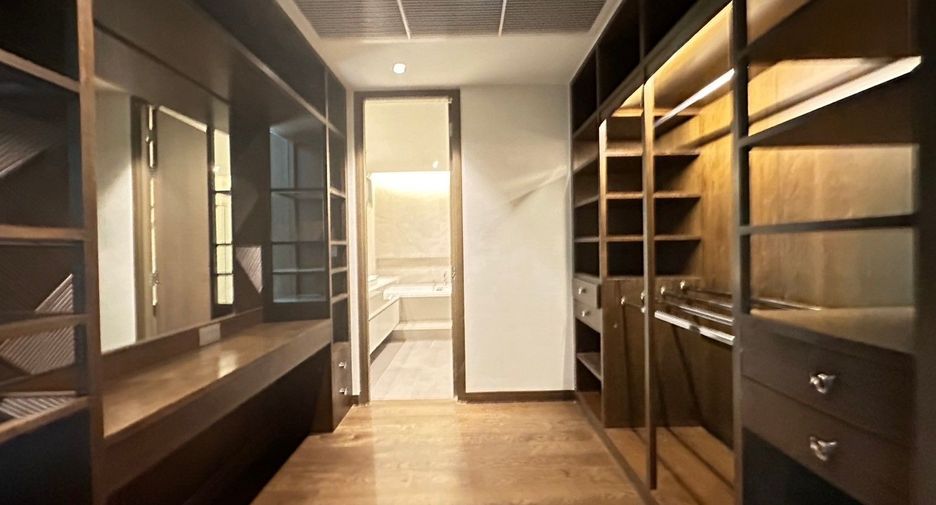 For rent 3 bedrooms condo in Yan Nawa, Bangkok