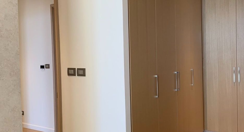 For rent 4 bedrooms condo in Khlong San, Bangkok