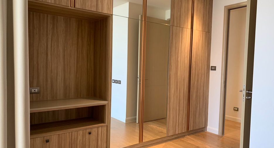 For rent 4 bedrooms condo in Khlong San, Bangkok